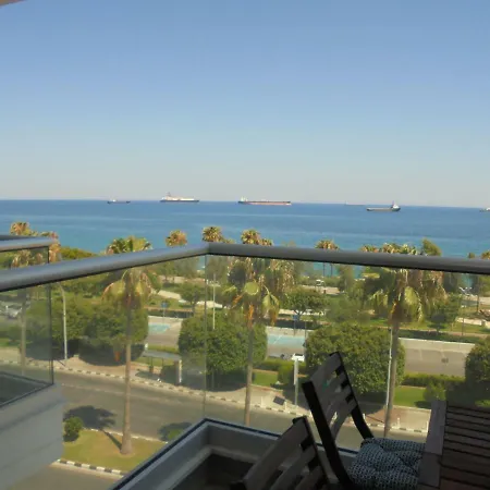 Kermia Court - Beach-front, Modern 2 Bedroom -sleeps 6 Apartment