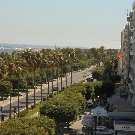 Kermia Court - Beach-front, Modern 2 Bedroom -sleeps 6 Apartment