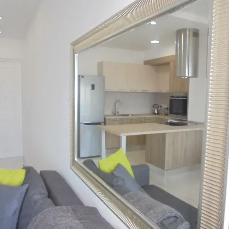 Kermia Court - Beach-front, Modern 2 Bedroom -sleeps 6 Apartment