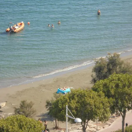 Kermia Court - Beach-front, Modern 2 Bedroom -sleeps 6 Apartment *