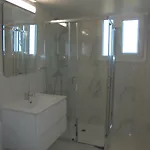 Apartment Kermia Court - Beach-front, Modern 2 Bedroom -sleeps 6