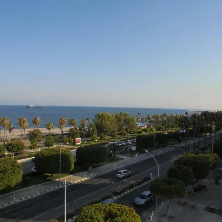 Kermia Court - Beach-front, Modern 2 Bedroom -sleeps 6 דירה לימסול