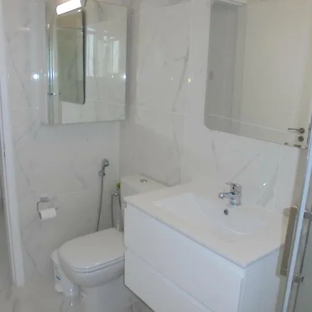 Kermia Court - Beach-front, Modern 2 Bedroom -sleeps 6 לימסול