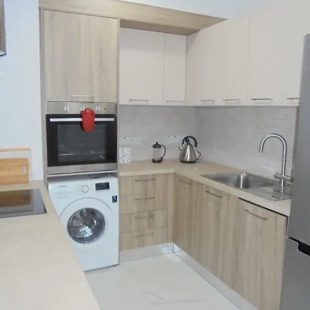 Kermia Court - Beach-front, Modern 2 Bedroom -sleeps 6 *