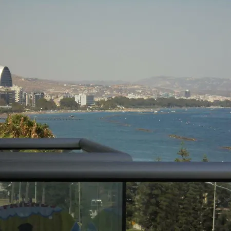 Kermia Court - Beach-front, Modern 2 Bedroom -sleeps 6 *