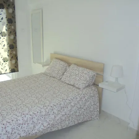 Kermia Court - Beach-front, Modern 2 Bedroom -sleeps 6 *