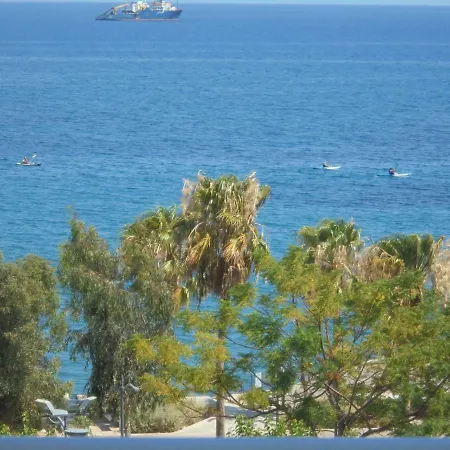 アパート Kermia Court - Beach-front, Modern 2 Bedroom -sleeps 6 リマソール