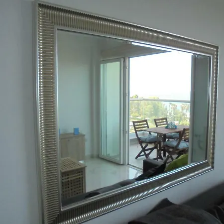 דירה Kermia Court - Beach-front, Modern 2 Bedroom -sleeps 6 לימסול