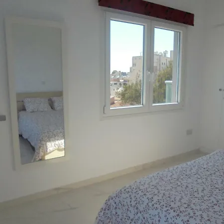 Kermia Court - Beach-front, Modern 2 Bedroom -sleeps 6 דירה