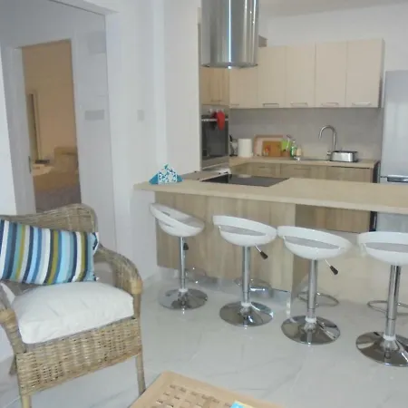 Lejlighed Kermia Court - Beach-front, Modern 2 Bedroom -sleeps 6 *