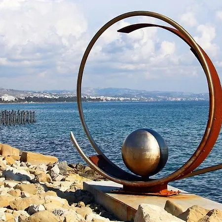 דירה Kermia Court - Beach-front, Modern 2 Bedroom -sleeps 6 לימסול