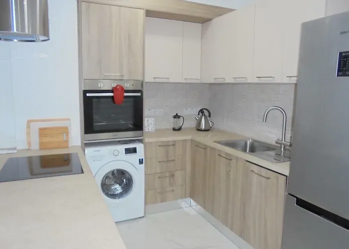 Kermia Court - Beach-front, Modern 2 Bedroom -sleeps 6 *