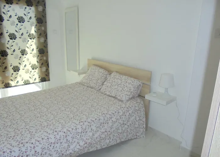 Kermia Court - Beach-front, Modern 2 Bedroom -sleeps 6 *