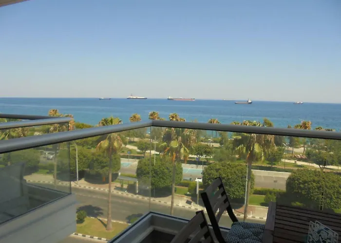 Kermia Court - Beach-front, Modern 2 Bedroom -sleeps 6 Daire