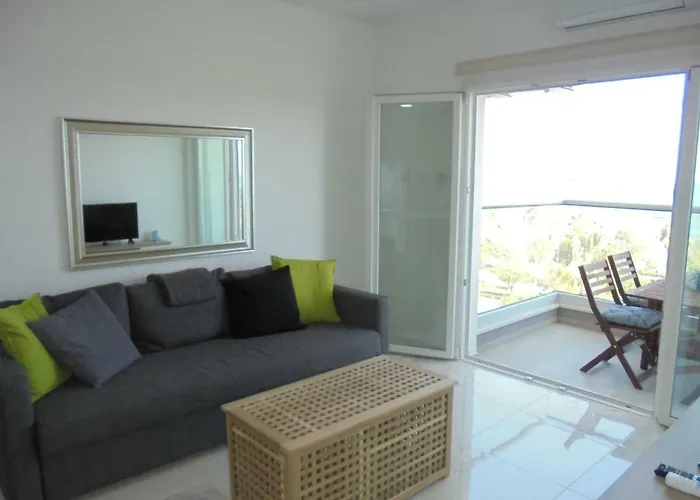아파트 Kermia Court - Beach-front, Modern 2 Bedroom -sleeps 6 레메소스