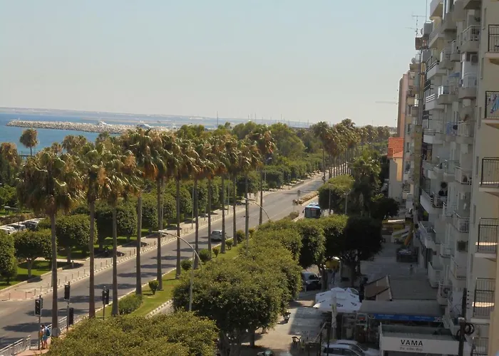 Kermia Court - Beach-front, Modern 2 Bedroom -sleeps 6 アパート