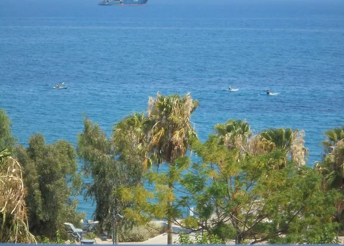 Daire Kermia Court - Beach-front, Modern 2 Bedroom -sleeps 6 Limasol