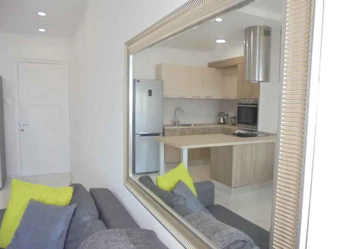 Kermia Court - Beach-front, Modern 2 Bedroom -sleeps 6 Daire