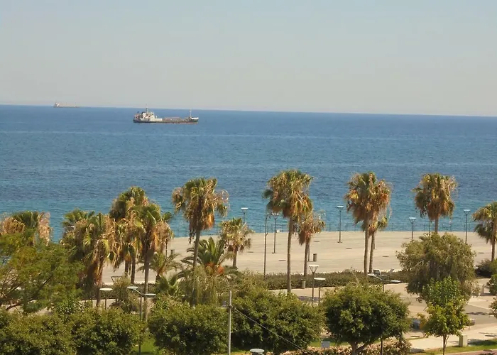 Daire Kermia Court - Beach-front, Modern 2 Bedroom -sleeps 6 *