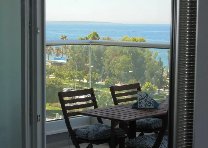 Kermia Court - Beach-front, Modern 2 Bedroom -sleeps 6 リマソール