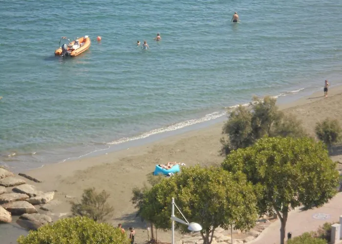 Kermia Court - Beach-front, Modern 2 Bedroom -sleeps 6 Daire *