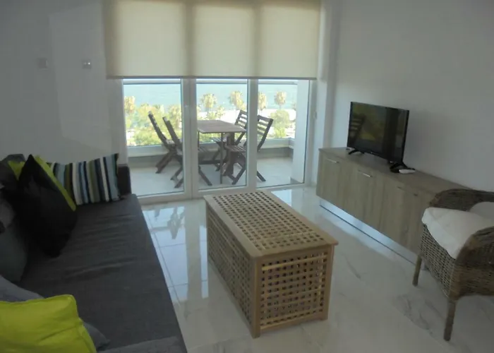 Kermia Court - Beach-front, Modern 2 Bedroom -sleeps 6 * リマソール