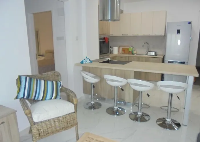 Daire Kermia Court - Beach-front, Modern 2 Bedroom -sleeps 6 *