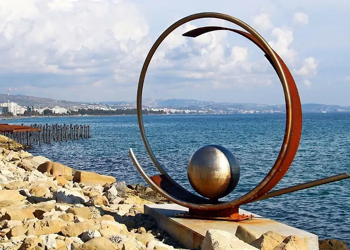 Daire Kermia Court - Beach-front, Modern 2 Bedroom -sleeps 6 Limasol